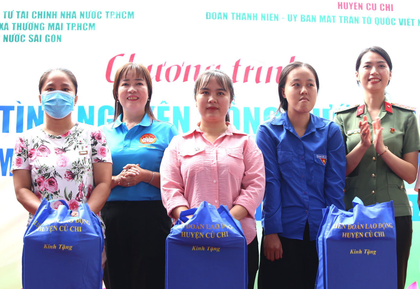 Những phần quà chăm lo thiết thực được các đơn vị dành tặng các thanh niên công nhân trên quê hương "Đất thép thành đồng". Những phần quà chăm lo thiết thực được các đơn vị dành tặng các thanh niên công nhân trên quê hương "Đất thép thành đồng".