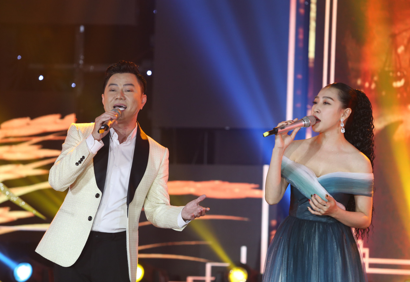 Quốc Đại - Cao Công Nghĩa hòa giọng tại đêm nhạc gây quỹ.