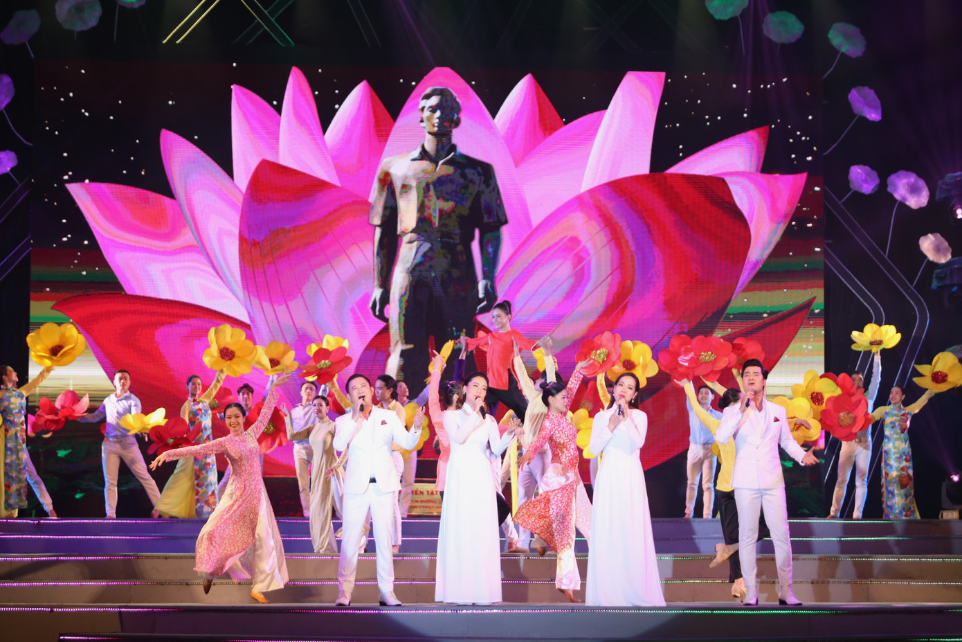 Ngày 30/4/1975, Chiến dịch Hồ Chí Minh toàn thắng, miền Nam được giải phóng, non sông nối liền một dải, đất nước vang khúc khải hoàn. Sau ngày đất nước thống nhất, Nam – Bắc một nhà, thể theo nguyện vọng của Đảng bộ, chính quyền và nhân dân thành phố, ngày 2/7/1976, Quốc hội đã thống nhất quyết nghị đổi tên nước thành Cộng hòa xã hội chủ nghĩa Việt Nam, đồng thời đổi tên thành phố Sài Gòn – Gia Định thành Thành phố Hồ Chí Minh. Trong ảnh: Các ca sĩ thể hiện liên khúc Tổ quốc tôi chưa đẹp thế bao giờ - Tiếng hát từ thành phố mang tên Người.