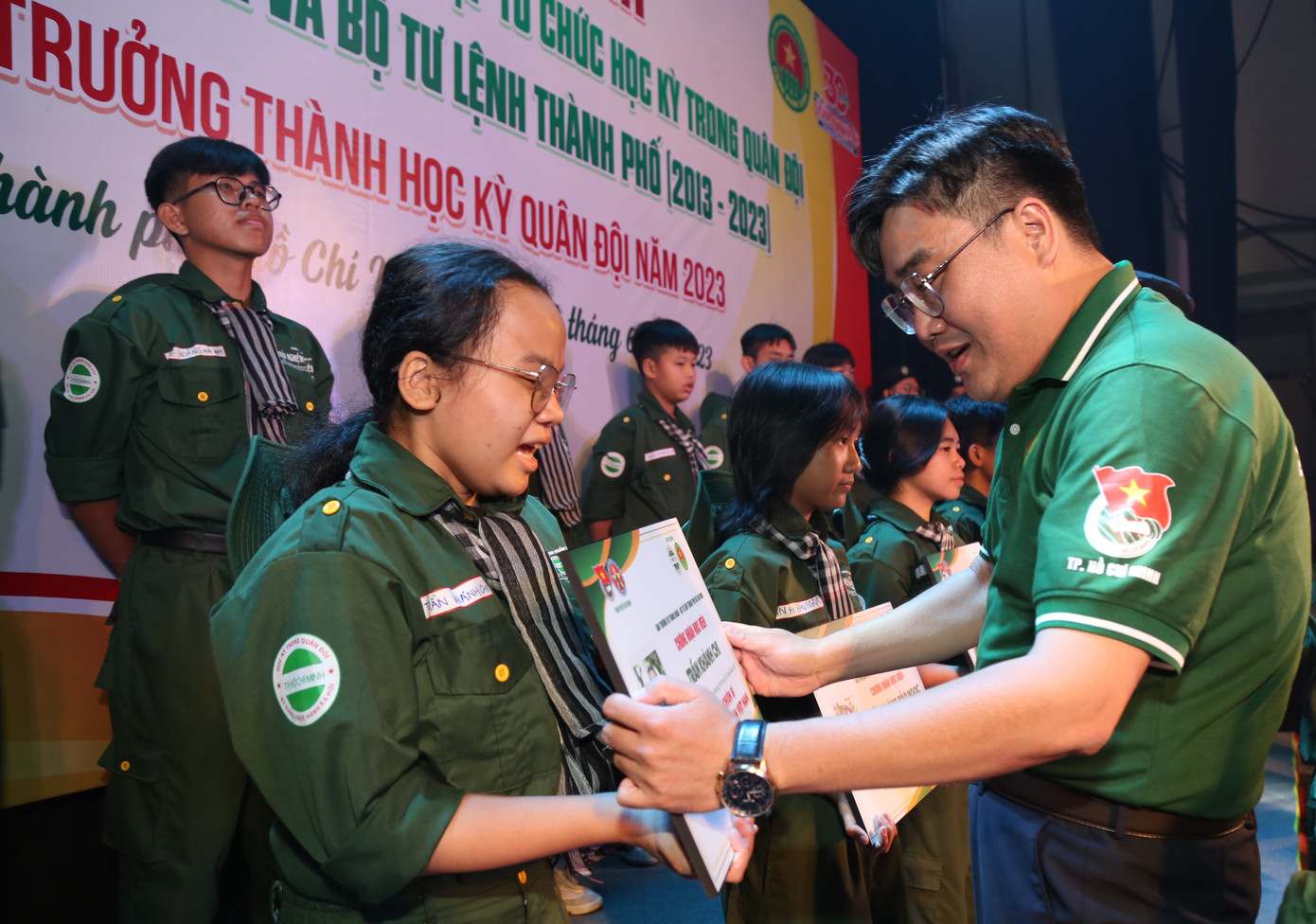 Phó Bí thư Thành Đoàn, Chủ tịch Hội LHTN Việt Nam TPHCM Ngô Minh Hải trao chứng nhận hoàn thành Học kỳ quân đội năm 2023 cho các bạn nhỏ. Phó Bí thư Thành Đoàn, Chủ tịch Hội LHTN Việt Nam TPHCM Ngô Minh Hải trao chứng nhận hoàn thành Học kỳ quân đội năm 2023 cho các bạn nhỏ.