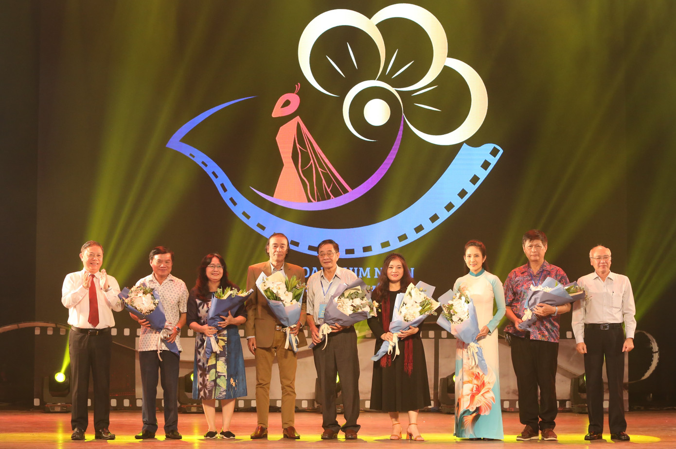 Lãnh đạo TPHCM trao hoa chúc mừng các thành viên Hội đồng giám khảo vòng Chung kết liên hoan phim.