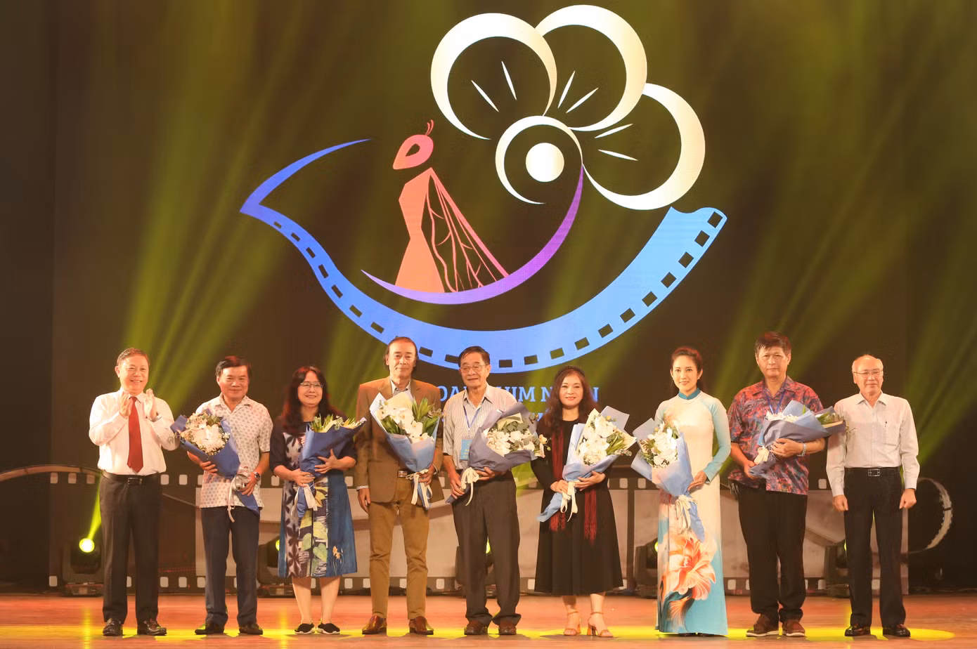 Lãnh đạo TPHCM trao hoa chúc mừng các thành viên Hội đồng giám khảo vòng Chung kết liên hoan phim. Lãnh đạo TPHCM trao hoa chúc mừng các thành viên Hội đồng giám khảo vòng Chung kết liên hoan phim.