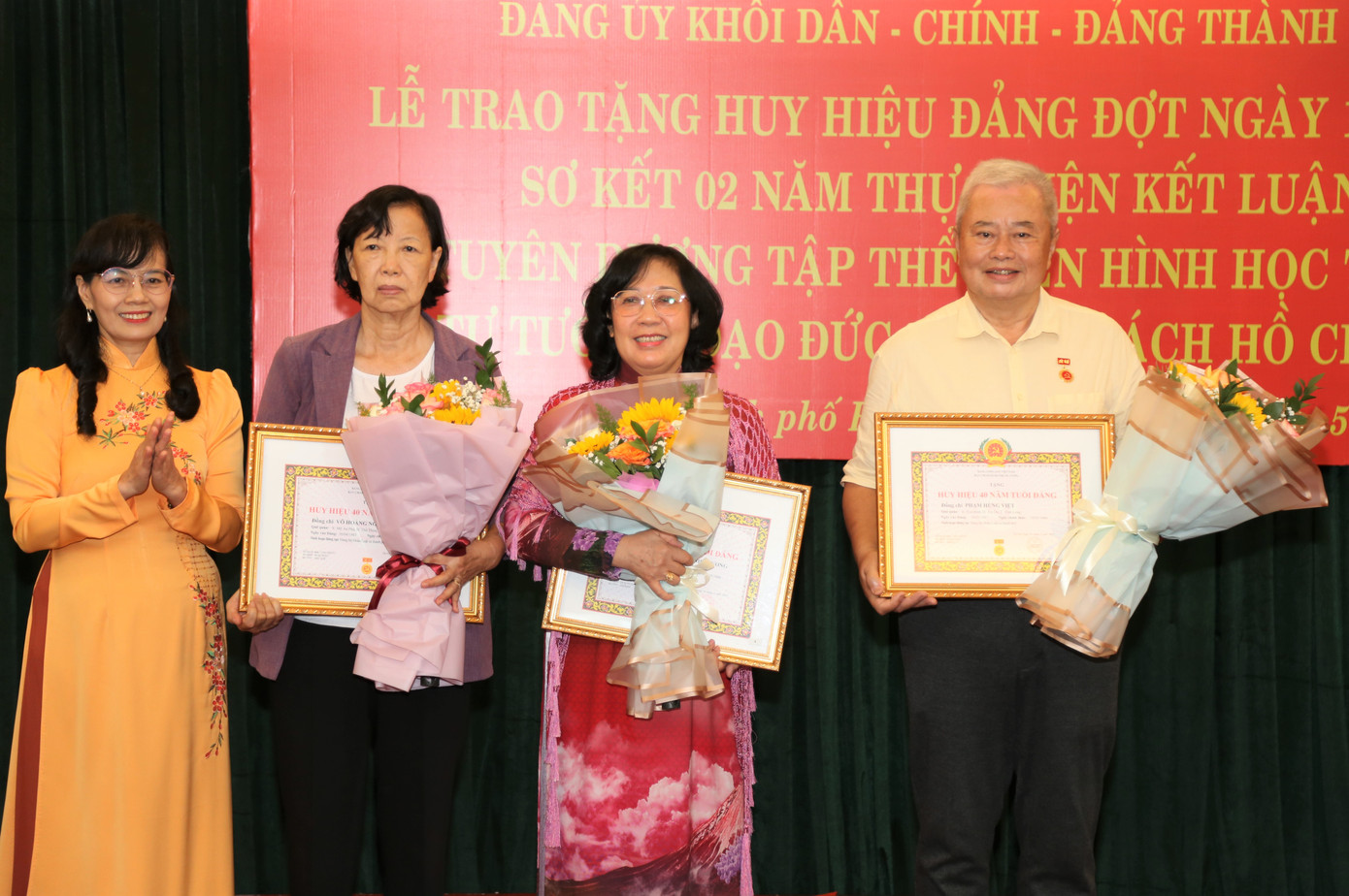 Phó Bí thư Thường trực Đảng ủy Khối Dân - Chính - Đảng TPHCM Nguyễn Thị Kim Dung (bìa trái) trao Huy hiệu Đảng cho đảng viên Nguyễn Thị Thanh Phương và Phạm Hùng Việt (thứ 3 và thứ 4 từ trái qua). Phó Bí thư Thường trực Đảng ủy Khối Dân - Chính - Đảng TPHCM Nguyễn Thị Kim Dung (bìa trái) trao Huy hiệu Đảng cho đảng viên Nguyễn Thị Thanh Phương và Phạm Hùng Việt (thứ 3 và thứ 4 từ trái qua).