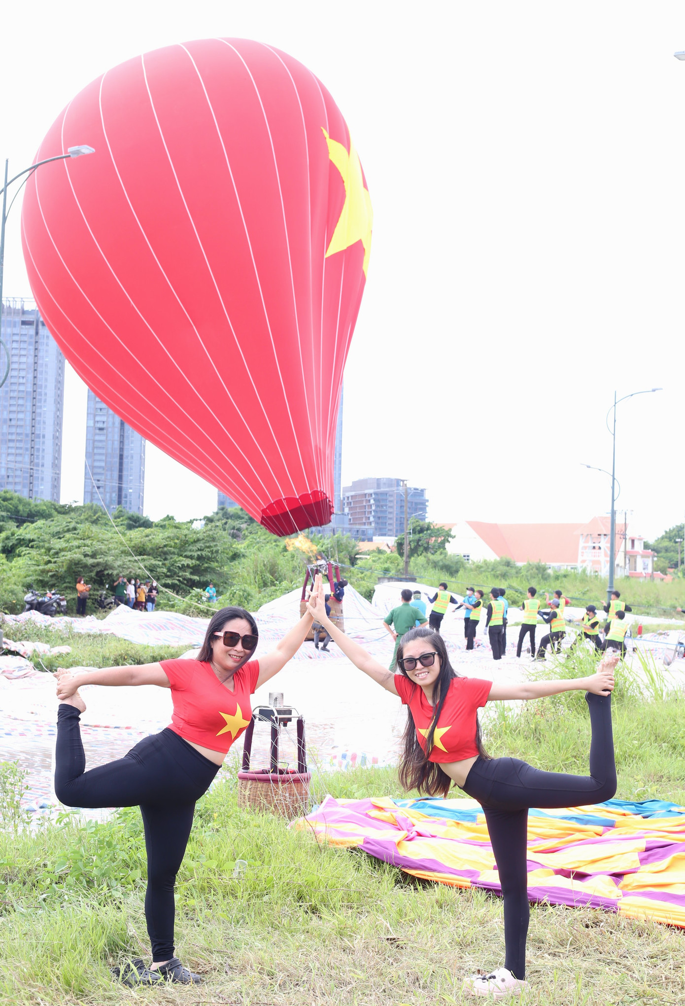 Trong ngày Quốc khánh, chị Thanh Thảo và con gái Mai Thi mặc trang phục áo cờ đỏ sao vàng tạo dáng chụp hình với những quả khinh khí cầu. Trong ngày Quốc khánh, chị Thanh Thảo và con gái Mai Thi mặc trang phục áo cờ đỏ sao vàng tạo dáng chụp hình với những quả khinh khí cầu.