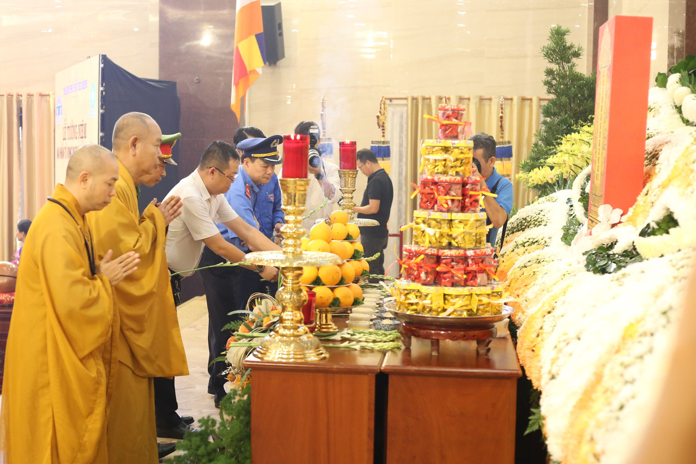 Chư tôn đức giáo phẩm Ban Trị sự GHPGVN TPHCM cùng lãnh đạo các ban ngành thành phố đặt hoa tưởng niệm các nạn nhân TNGT. Chư tôn đức giáo phẩm Ban Trị sự GHPGVN TPHCM cùng lãnh đạo các ban ngành thành phố đặt hoa tưởng niệm các nạn nhân TNGT.