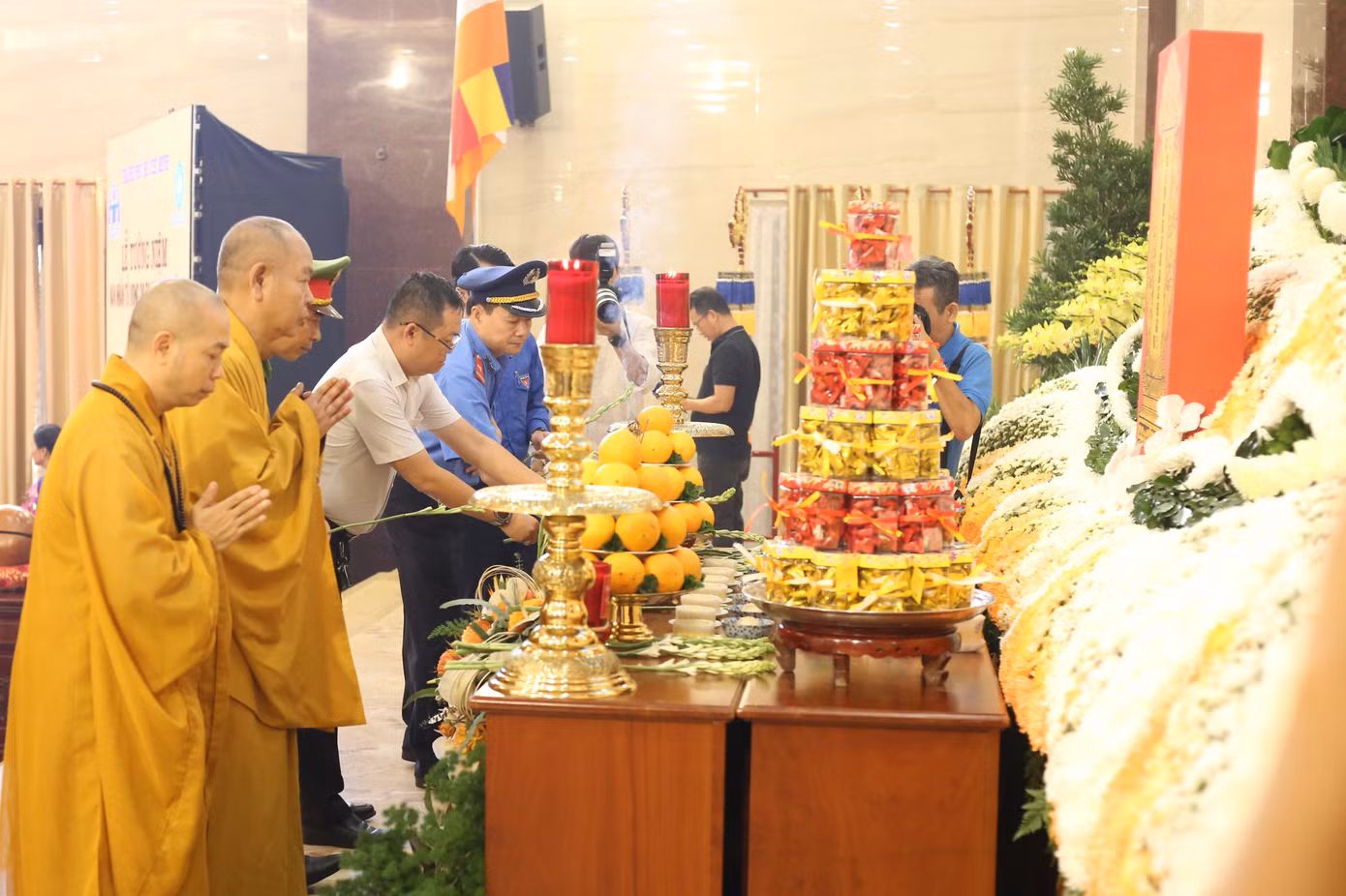 Chư tôn đức giáo phẩm Ban Trị sự GHPGVN TPHCM cùng lãnh đạo các ban ngành thành phố đặt hoa tưởng niệm các nạn nhân TNGT. Chư tôn đức giáo phẩm Ban Trị sự GHPGVN TPHCM cùng lãnh đạo các ban ngành thành phố đặt hoa tưởng niệm các nạn nhân TNGT.