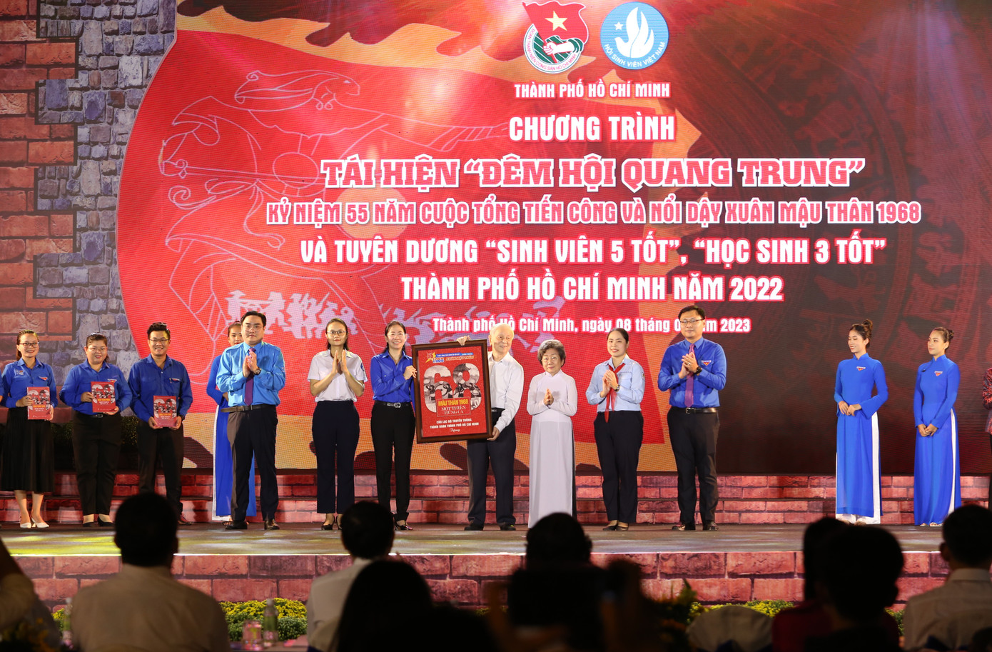 CLB Truyền thống Thành Đoàn gửi tặng tuổi trẻ TPHCM bức tranh sách và bộ sách "Mậu Thân 1968 – Một thiên hùng ca”.