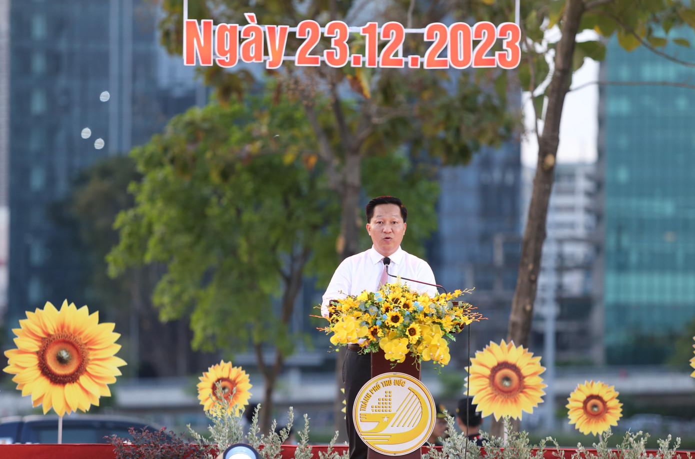 Chủ tịch UBND TP Thủ Đức Hoàng Tùng thông tin tại buổi lễ. Ảnh: Ngô Tùng