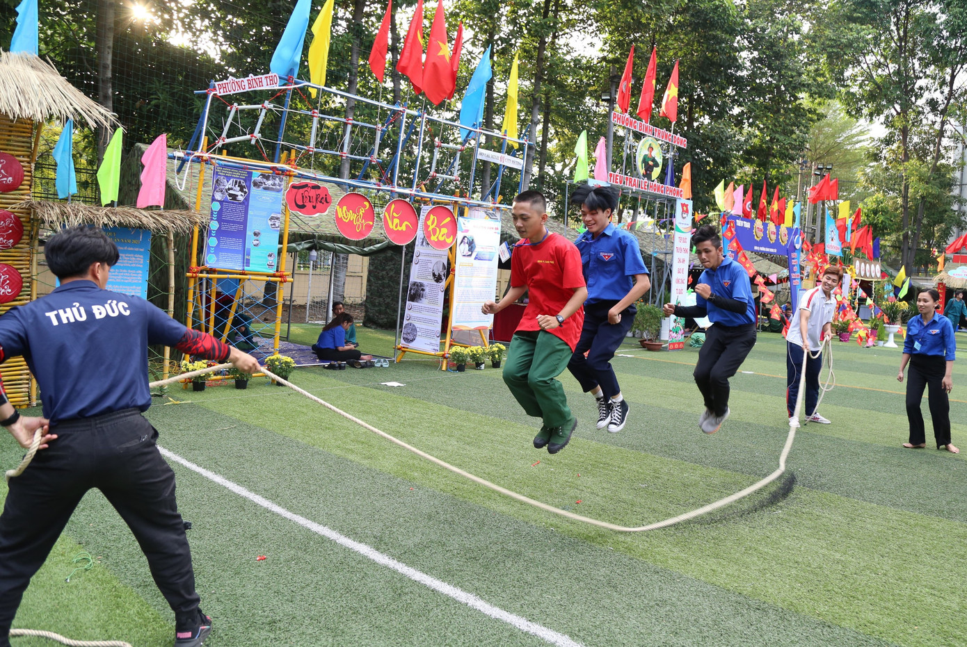 Thanh niên Thủ Đức hào hứng vui hội tòng quân. Ảnh: Ngô Tùng