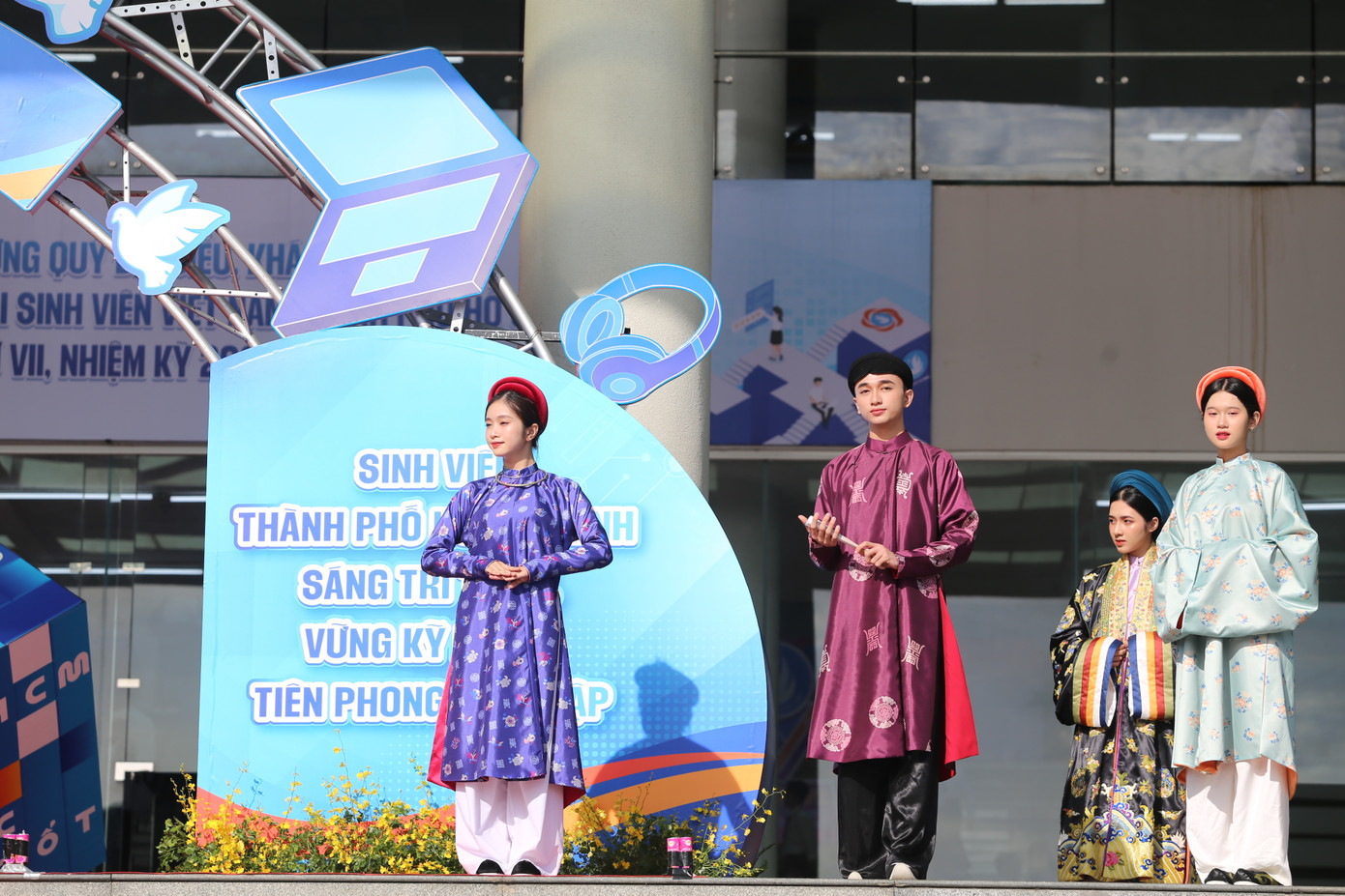 Hoạt động trình diễn áo dài truyền thống diễn ra trong không gian đại hội. Ảnh: Ngô Tùng
