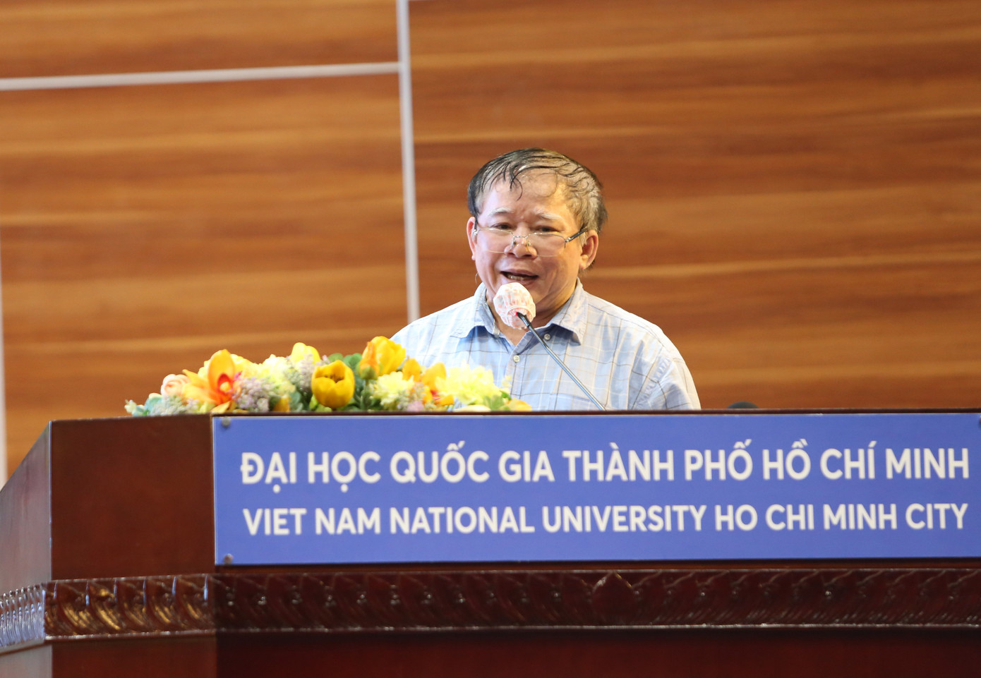 GS.TSKH Bùi Văn Ga nêu ý kiến tại hội thảo. Ảnh: Ngô Tùng