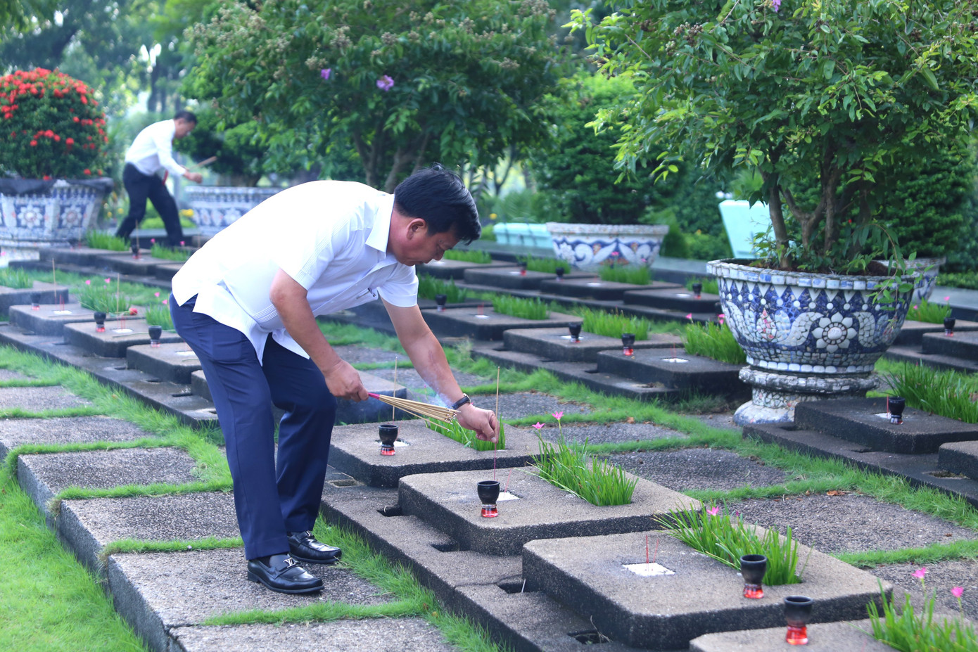 Nén hương tưởng nhớ những người đã ngã xuống, đã chiến đấu, hy sinh vì nền độc lập, tự do của Tổ quốc.