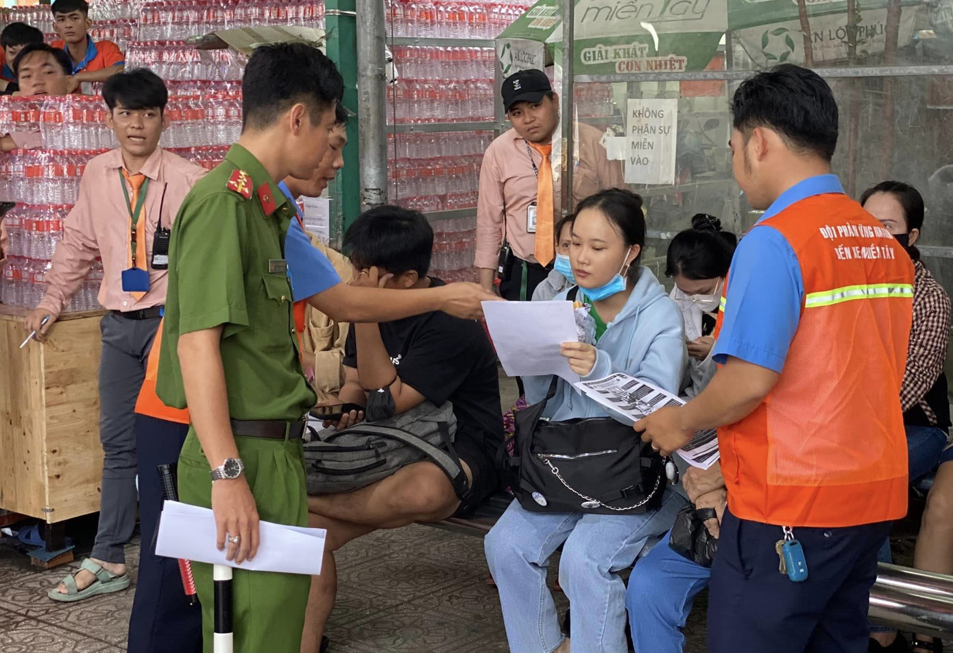 Tổ công tác phổ biến pháp luật cho hành khách đi lại tại các bến xe liên tỉnh.