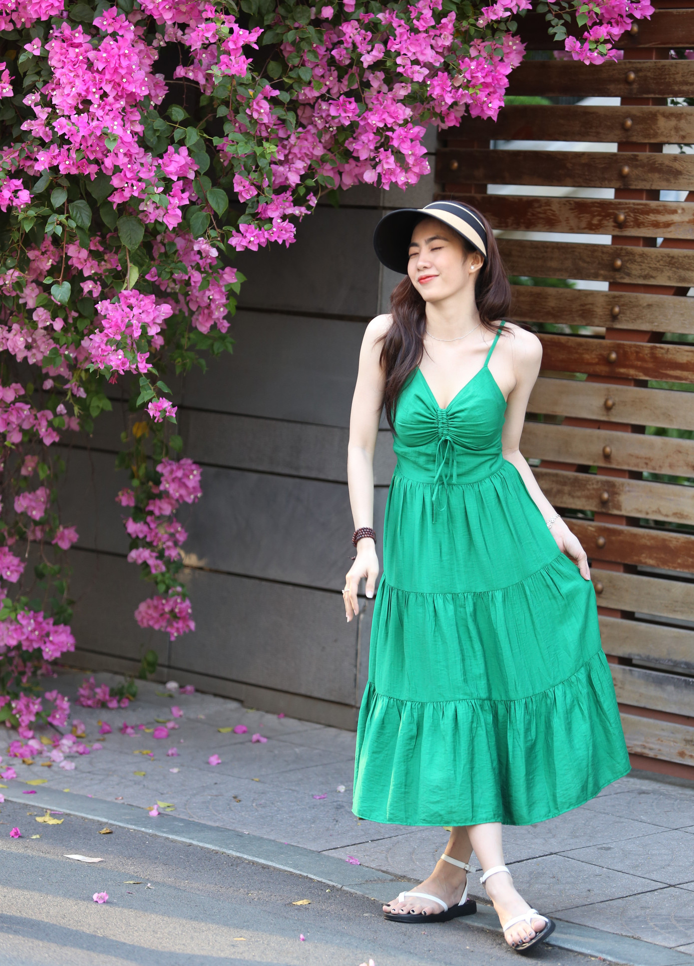 "Tụi mình biết đến khu vực này khi lướt TikTok. Nơi này hoa nở nhiều nhìn khá đẹp", Ái Nhàn chia sẻ và cho hay trước đây cô từng check-in ở nhiều quán cà phê có khuôn viên đẹp bên trong, còn chụp với sắc hoa ngoài đường thì đây là lần đầu tiên. "Tụi mình biết đến khu vực này khi lướt TikTok. Nơi này hoa nở nhiều nhìn khá đẹp", Ái Nhàn chia sẻ và cho hay trước đây cô từng check-in ở nhiều quán cà phê có khuôn viên đẹp bên trong, còn chụp với sắc hoa ngoài đường thì đây là lần đầu tiên.