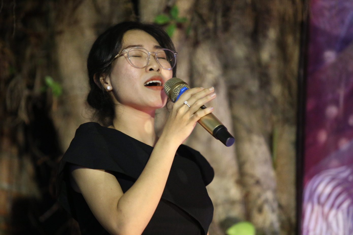 Góp tiếng hát tại đêm nhạc, bạn nữ này cũng đã ở lại đến hơn 1 giờ sáng để lắng nghe nhiều bạn trẻ và các cô chú lớn tuổi hát về Trịnh.