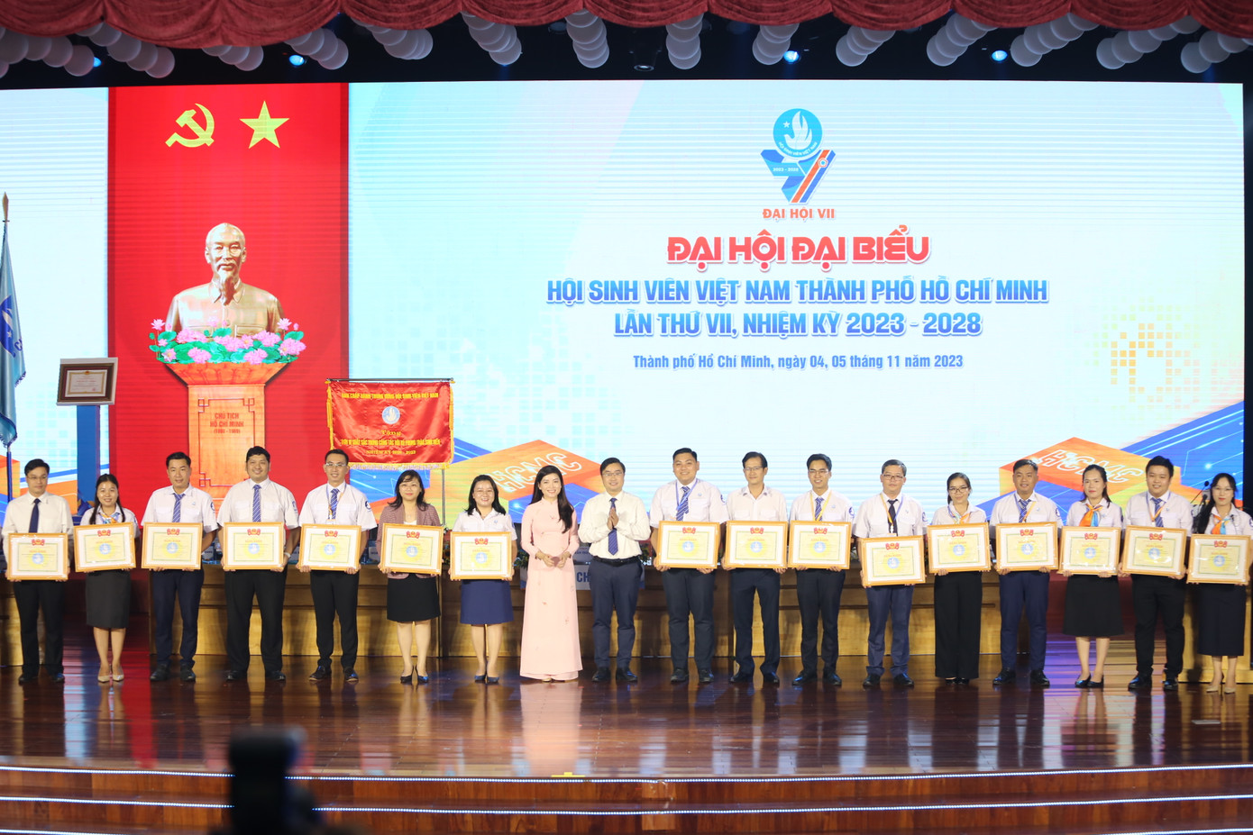 Phó Chủ tịch Thường trực Trung ương Hội SVVN Hồ Hồng Nguyên cùng Phó Chủ tịch Trung ương Hội SVVN Nguyễn Bá Cát trao khen thưởng các cá nhân, tập thể đóng góp tiêu biểu trong công tác Hội và phong trào sinh viên TPHCM.