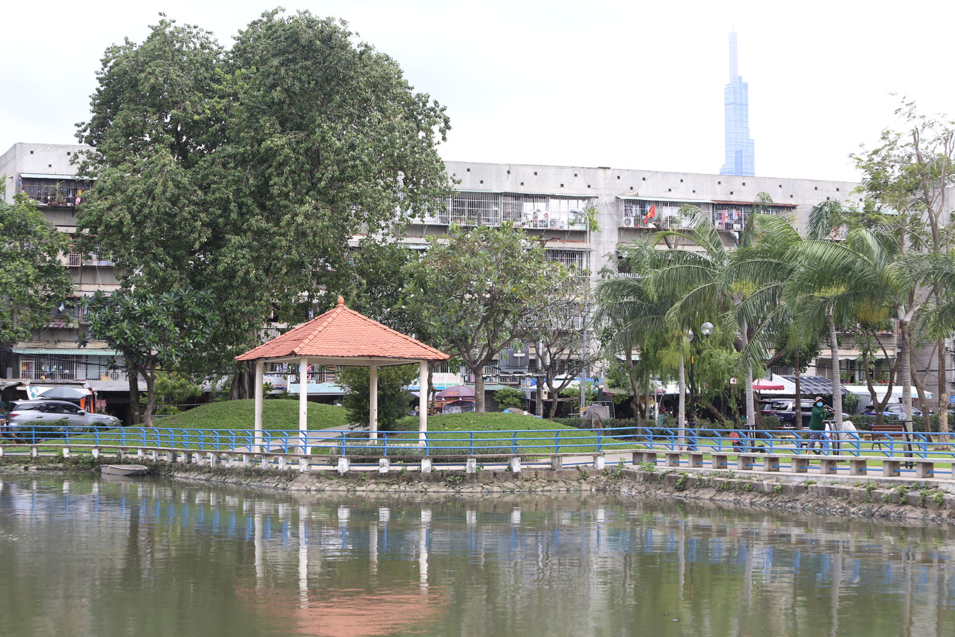 Hàng cây xanh cùng hồ nước bao quanh là "lá phổi xanh" điều hoà không khí cho công viên và khu dân cư xung quanh. Hàng cây xanh cùng hồ nước bao quanh là "lá phổi xanh" điều hoà không khí cho công viên và khu dân cư xung quanh.