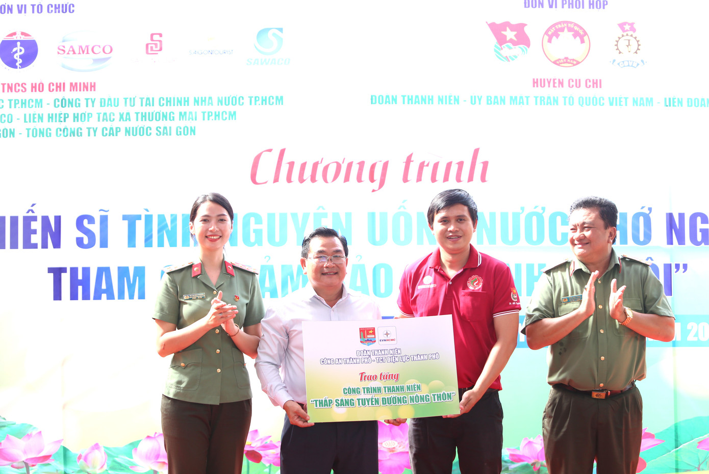 Các cơ sở Đoàn bàn giao nhiều công trình thanh niên cho địa phương. Các cơ sở Đoàn bàn giao nhiều công trình thanh niên cho địa phương.