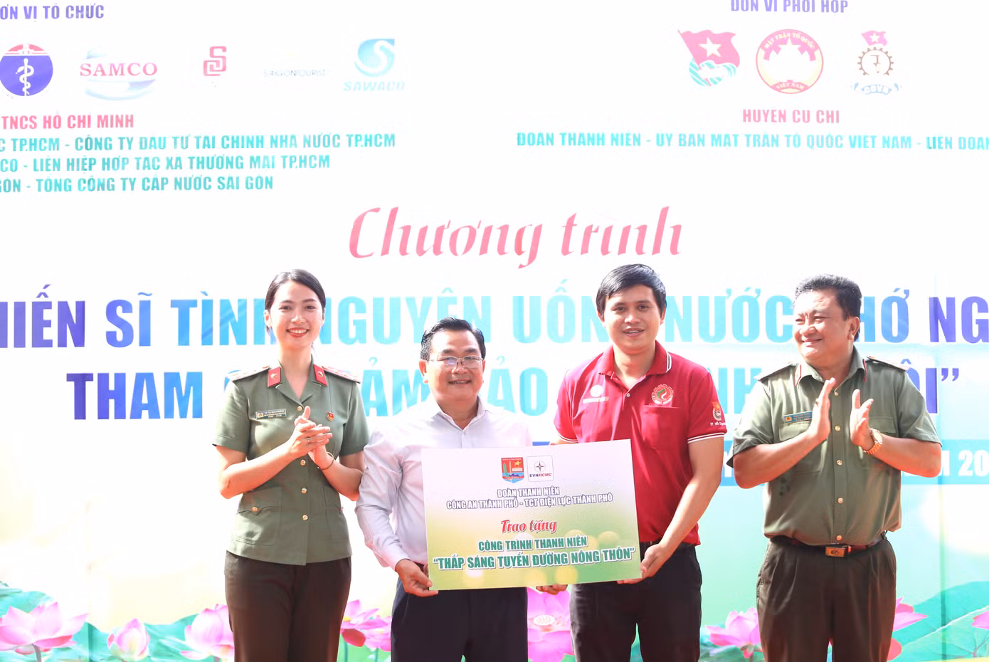 Các cơ sở Đoàn bàn giao nhiều công trình thanh niên cho địa phương.