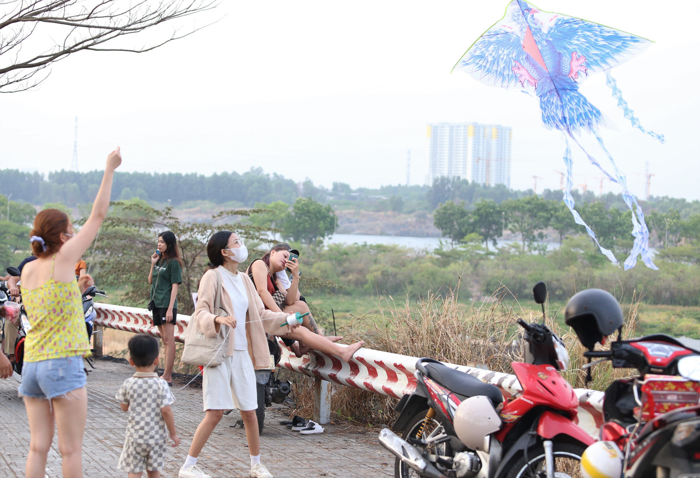 Khu vực Hồ Đá cách đó không xa cũng được nhiều bạn trẻ chọn làm nơi thả diều.