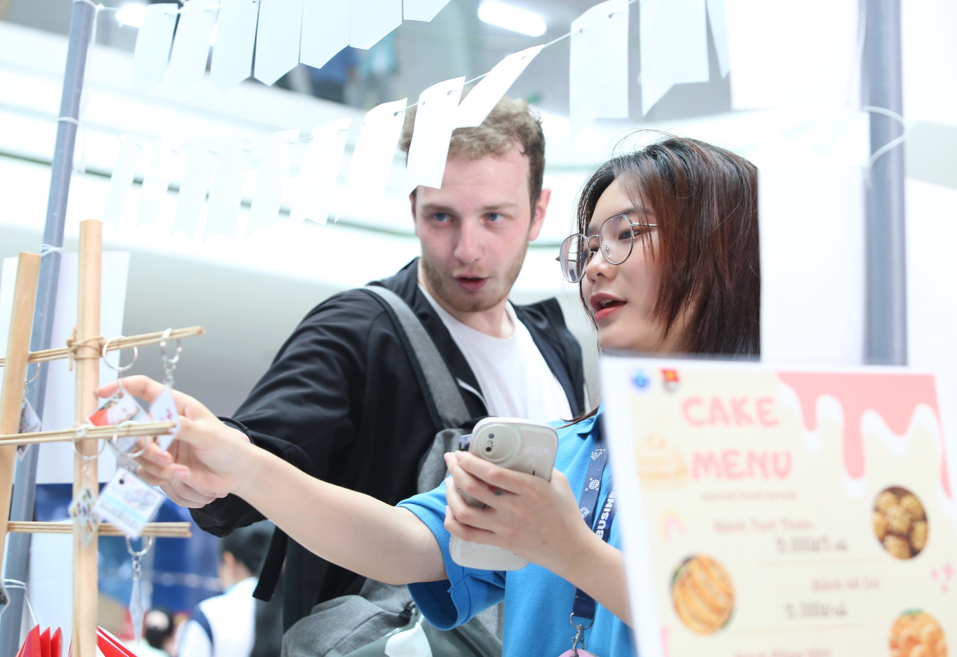 Chàng Tây trải nghiệm các sân chơi văn hóa ngày hội.