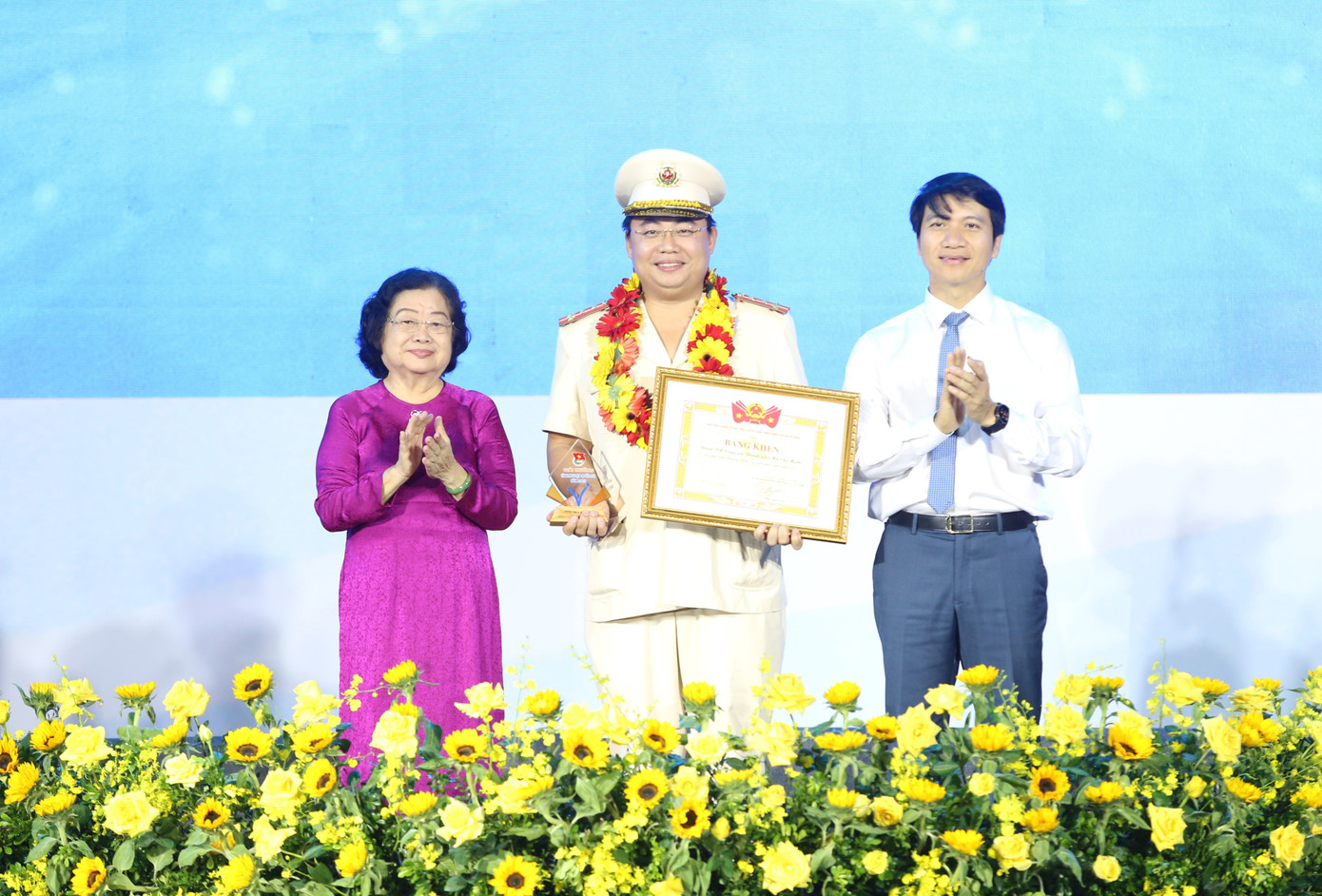 Đoàn Thanh niên Công an TPHCM đón nhận khen thưởng về những nỗ lực vì đời sống xã hội trong thời gian qua.