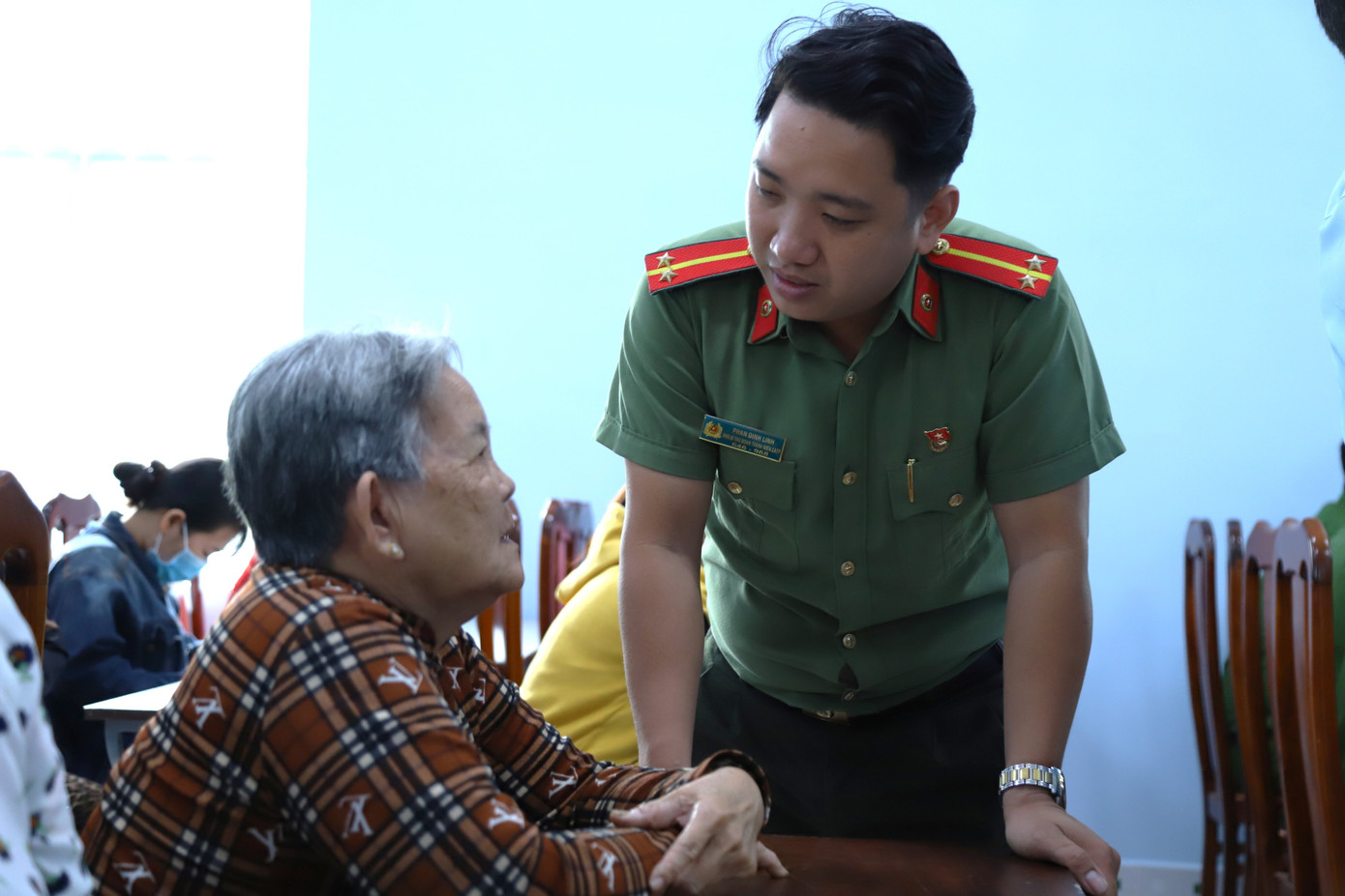 Trung úy Phan Đình Linh, Phó Bí thư Đoàn Công an TPHCM thăm hỏi, động viên người dân an tâm bám đảo.