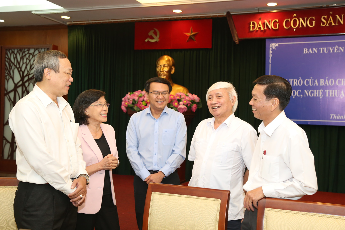 Các chuyên gia, đại biểu trao đổi bên lề toạ đàm.