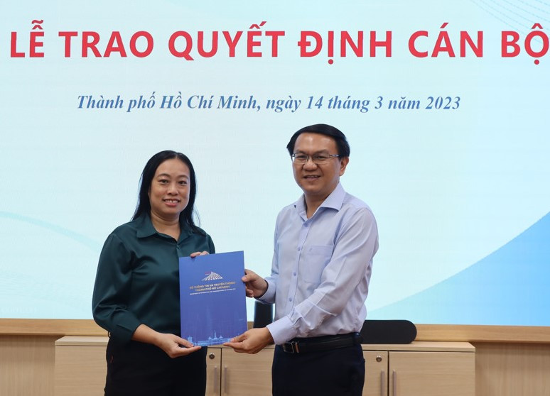 Giám đốc Sở TT&amp;TT TPHCM Lâm Đình Thắng trao quyết định cho bà Nguyễn Đình Như Hương. Ảnh: Trung tâm Báo chí TPHCM.