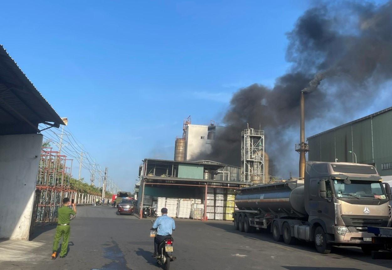 Lực lượng chức năng tỉnh Đồng Nai có mặt triển khai phương án chữa cháy. Lực lượng chức năng tỉnh Đồng Nai có mặt triển khai phương án chữa cháy.