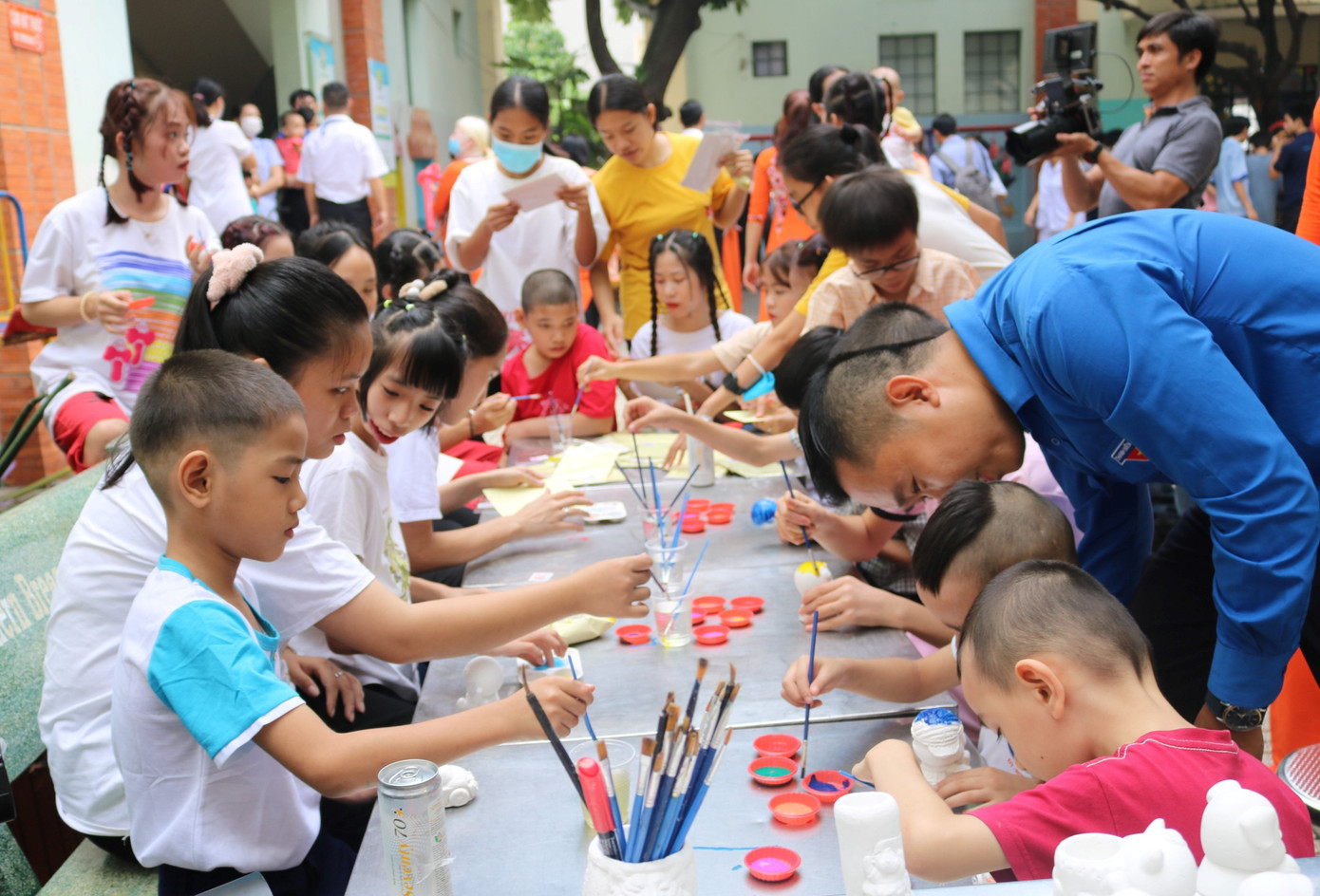 Các em thiếu nhi hòa trong sân chơi vui hè ngay tại trung tâm trong ngày Quốc tế thiếu nhi. Các em thiếu nhi hòa trong sân chơi vui hè ngay tại trung tâm trong ngày Quốc tế thiếu nhi.
