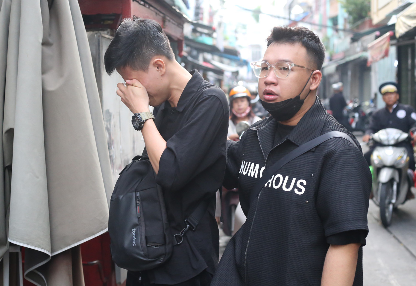 Nhiều người xót xa, khóc thương chàng ca sĩ vắn số. Ảnh: Ngô Tùng. Nhiều người xót xa, khóc thương chàng ca sĩ vắn số. Ảnh: Ngô Tùng.