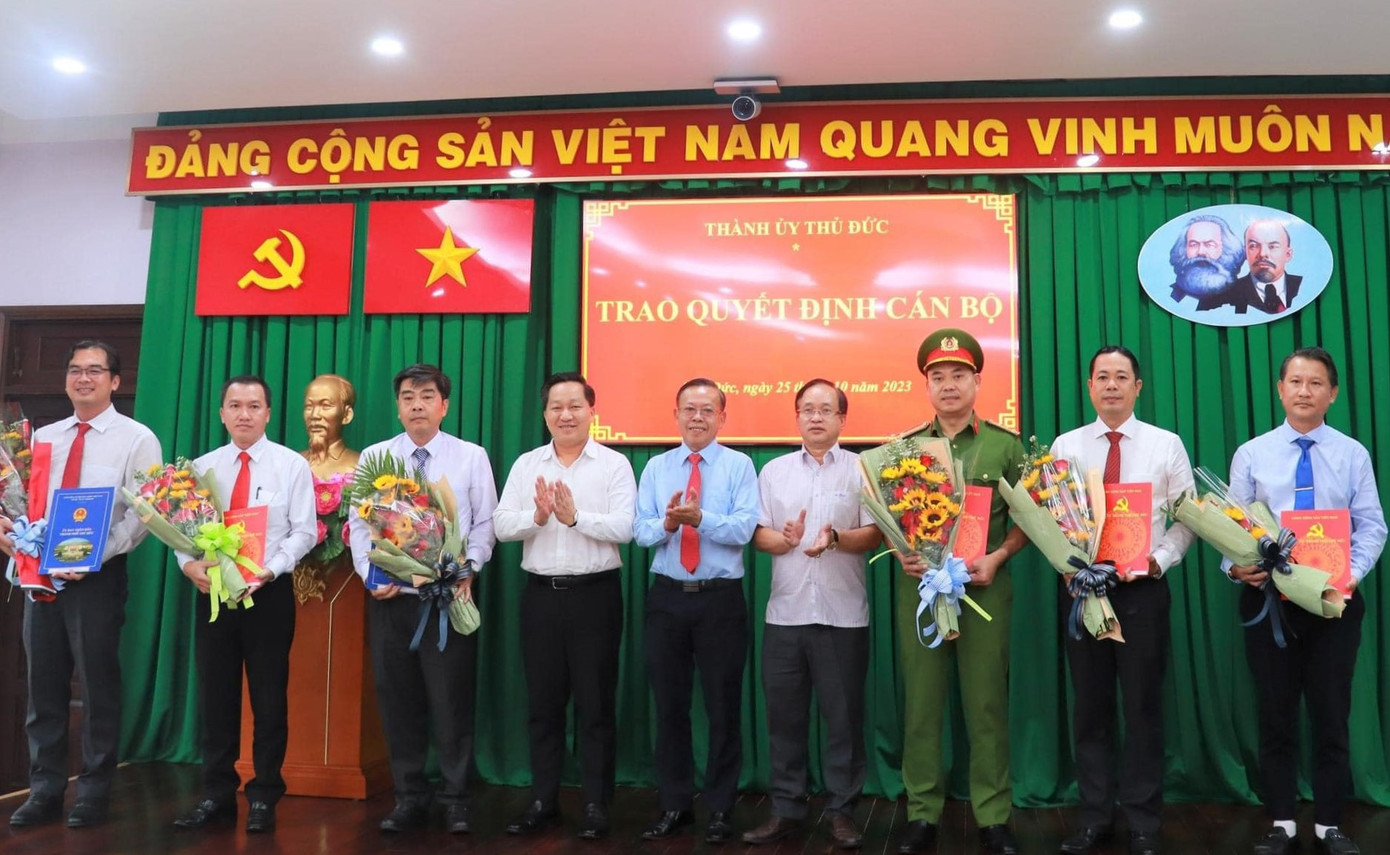 Lãnh đạo TP. Thủ Đức trao quyết định điều động, bổ nhiệm cán bộ chủ chốt nhiều địa phương, đơn vị. Ảnh: Lương Hợp