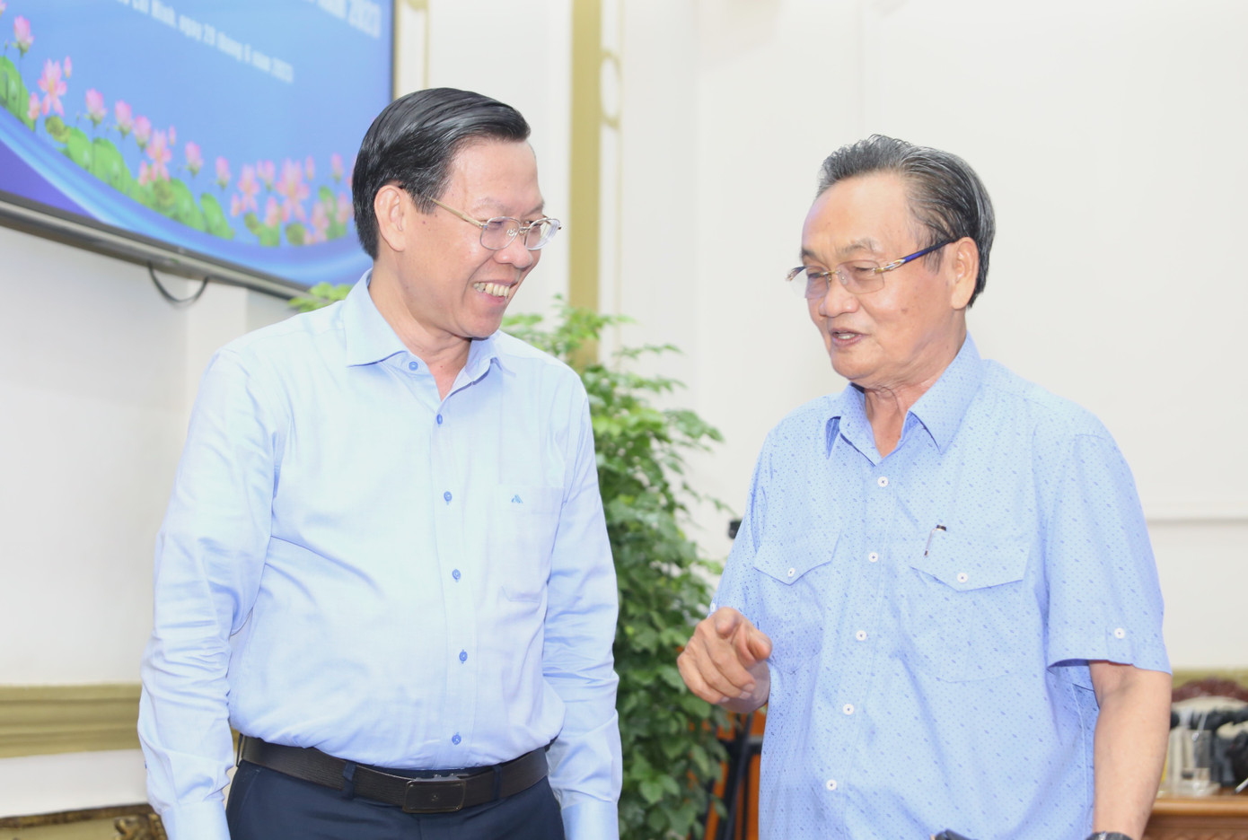 TS. Trần Du Lịch trao đổi với Chủ tịch UBND TPHCM bên lề hội nghị. Ảnh: Ngô Tùng. TS. Trần Du Lịch trao đổi với Chủ tịch UBND TPHCM bên lề hội nghị. Ảnh: Ngô Tùng.