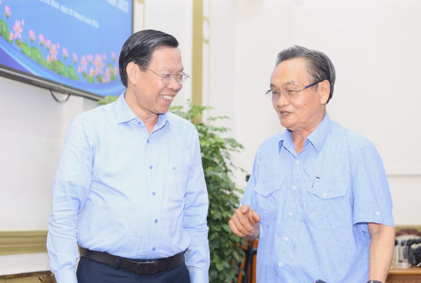 TS. Trần Du Lịch trao đổi với Chủ tịch UBND TPHCM bên lề hội nghị. Ảnh: Ngô Tùng.