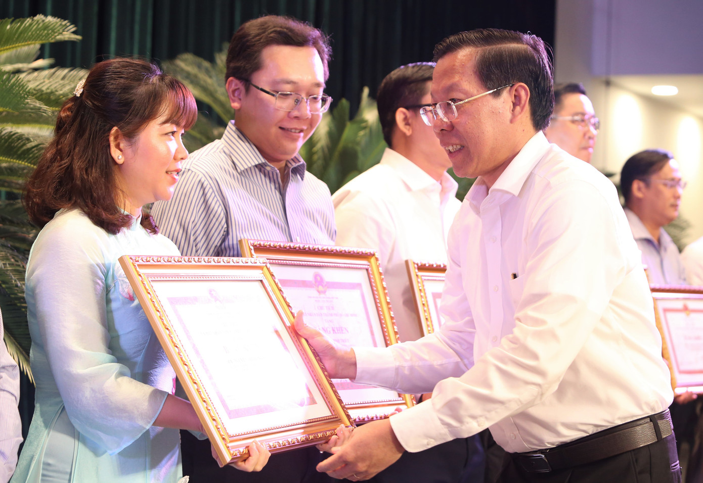 Ông Phan Văn Mãi trao bằng khen ghi nhận nỗ lực của đội ngũ cán bộ lãnh đạo ở cơ sở. Ảnh: Ngô Tùng Ông Phan Văn Mãi trao bằng khen ghi nhận nỗ lực của đội ngũ cán bộ lãnh đạo ở cơ sở. Ảnh: Ngô Tùng