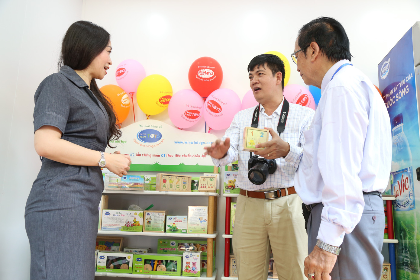 Ngay tại cabin nhà vệ sinh công cộng còn có ki-ốt giới thiệu các mặt hàng nông sản OCOP chất lượng cao, các sản phẩm khởi nghiệp cũng như đặc sản các vùng miền. Ngay tại cabin nhà vệ sinh công cộng còn có ki-ốt giới thiệu các mặt hàng nông sản OCOP chất lượng cao, các sản phẩm khởi nghiệp cũng như đặc sản các vùng miền.