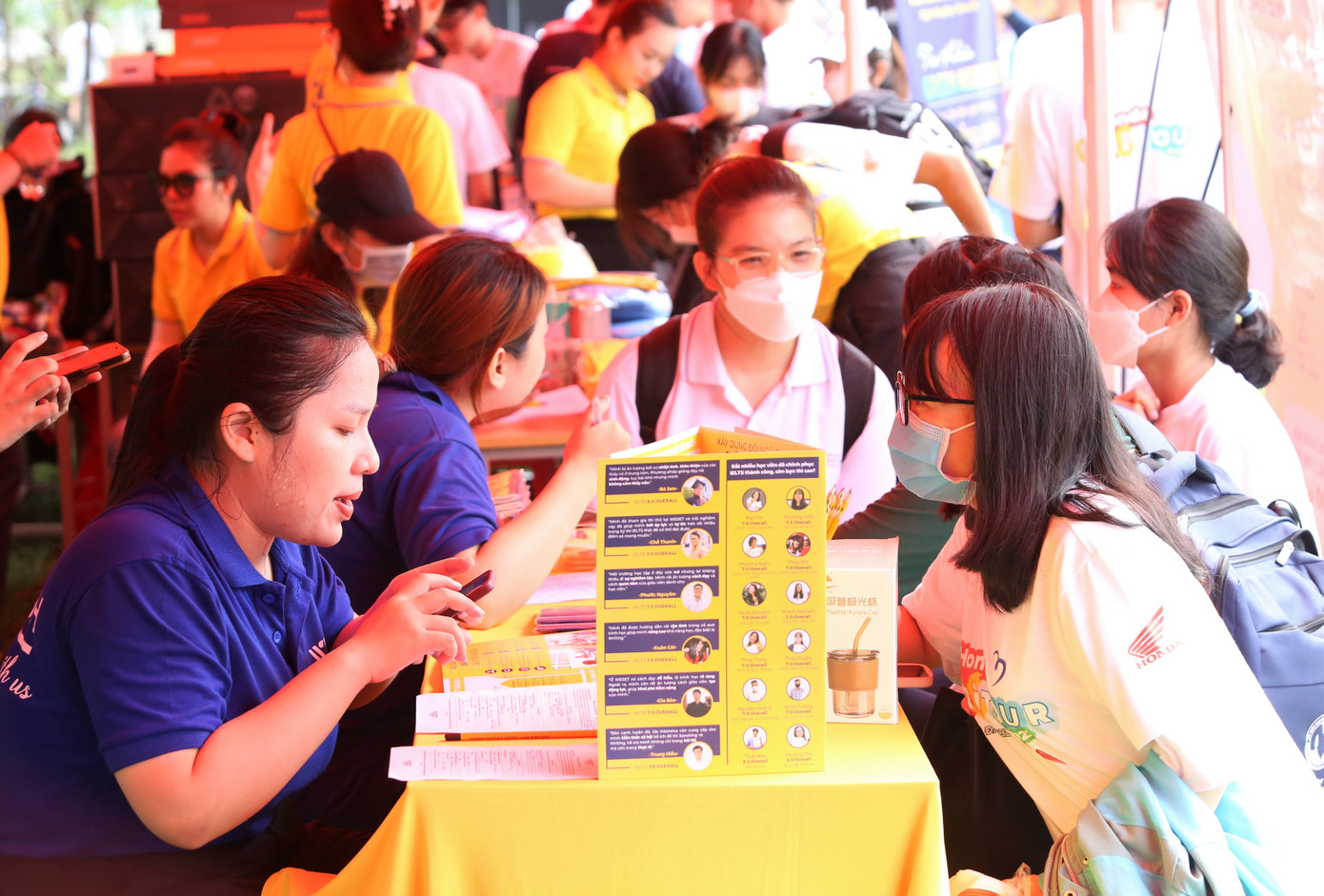 Cùng đó, các bạn sinh viên cũng có dịp test khả năng ngoại ngữ, thi tài năng sinh viên, tìm hiểu, mua sắm ở hội sách và văn phòng phẩm...