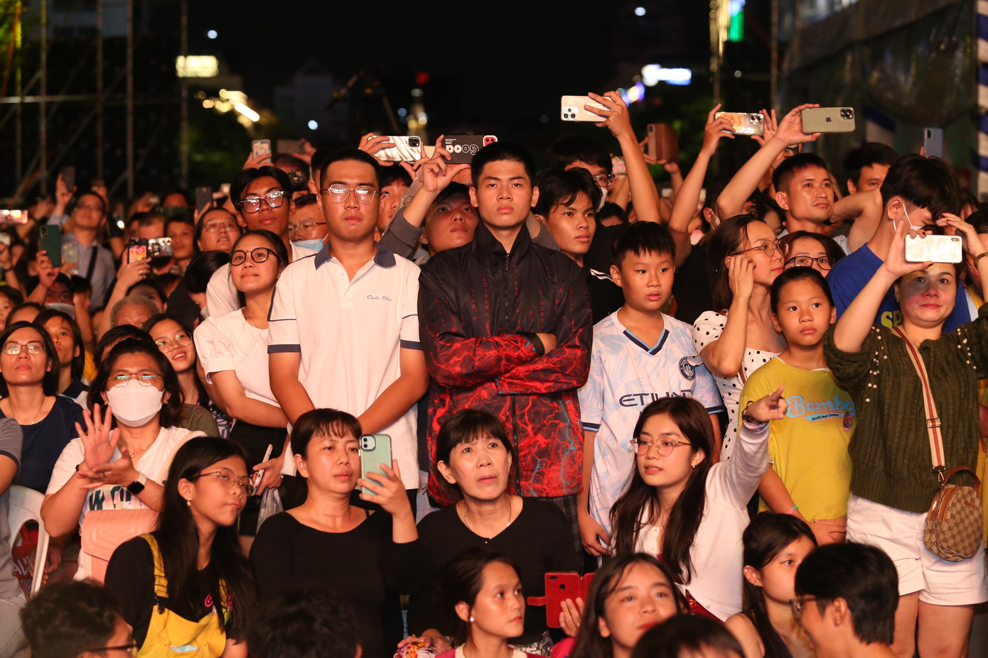 Những tiết mục văn nghệ được dàn dựng công phu trong đêm Quốc khánh 2/9 thu hút rất đông du khách và người dân. Ảnh: Ngô Tùng