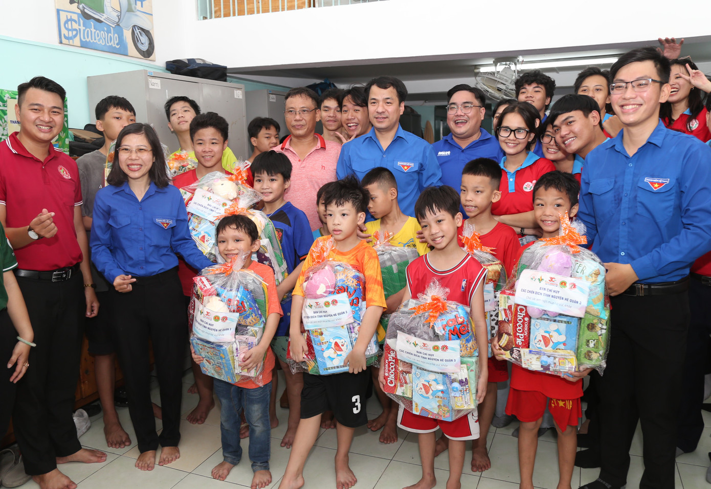 Lãnh đạo tổ chức Đoàn cùng các anh chị phụ trách thiếu nhi tại địa bàn dân cư chụp ảnh lưu niệm cùng các em nhỏ.