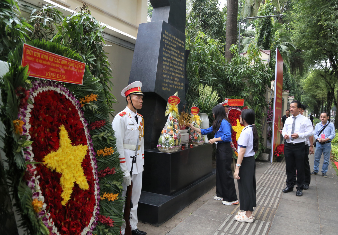 Sáng cùng ngày, lãnh đạo TPHCM cùng nhiều cán bộ lão thành cách mạng, bạn trẻ đến dâng hương tại Bia tưởng niệm chiến sĩ Biệt động Sài Gòn - Gia Định trong cuộc Tổng tiến công và nổi dậy Xuân Mậu Thân năm 1968. Ảnh: Ngô Tùng