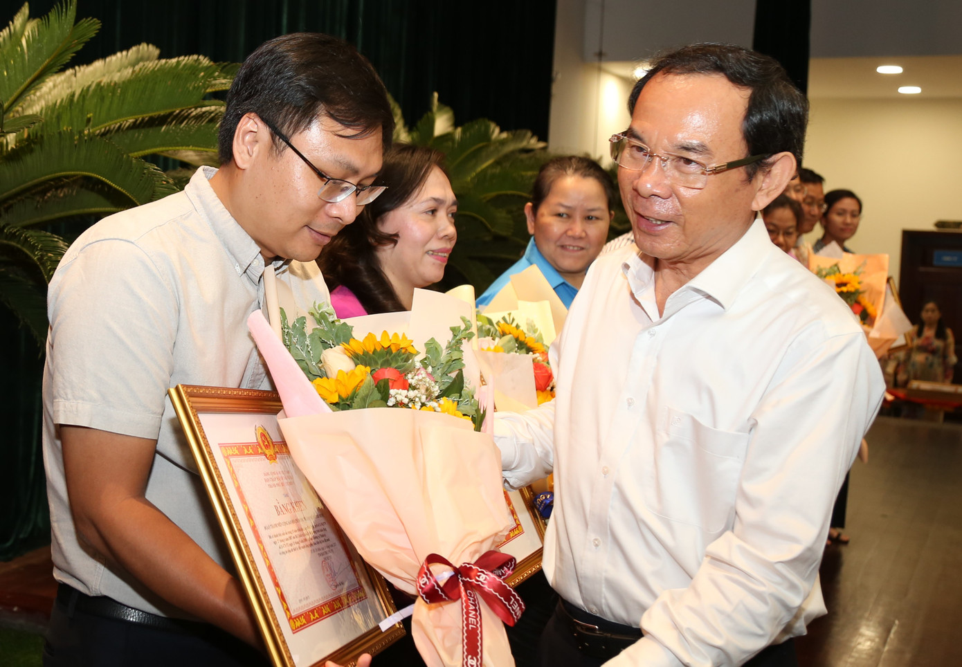 Ông Nguyễn Văn Nên trao bằng khen của Thành ủy TPHCM cho các tập thể có đóng góp tích cực trong thực hiện Nghị quyết 11. Ảnh: Ngô Tùng Ông Nguyễn Văn Nên trao bằng khen của Thành ủy TPHCM cho các tập thể có đóng góp tích cực trong thực hiện Nghị quyết 11. Ảnh: Ngô Tùng