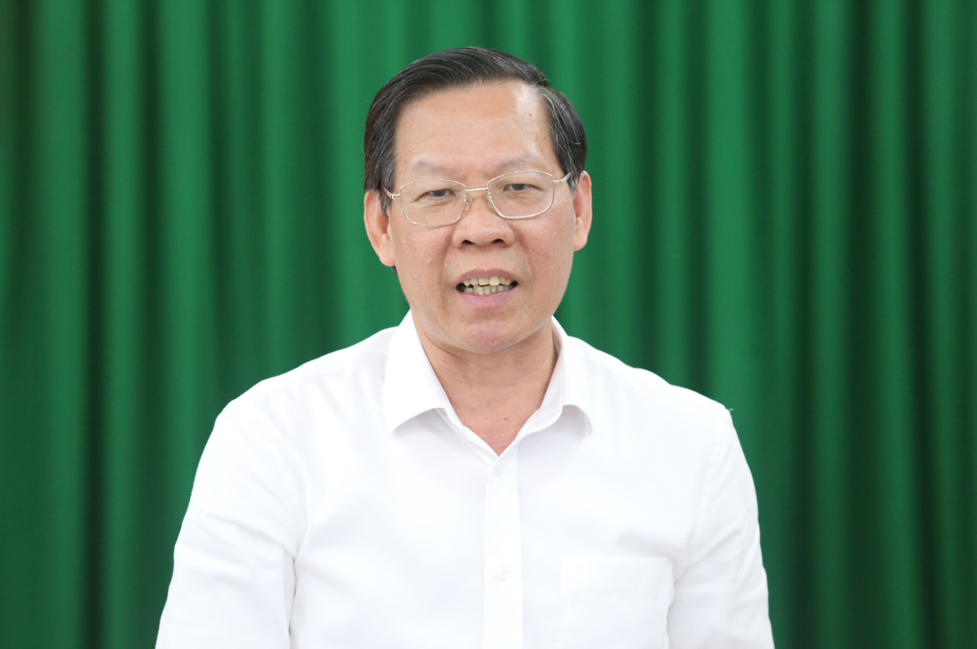 Chủ tịch Phan Văn Mãi trao đổi tại buổi làm việc.