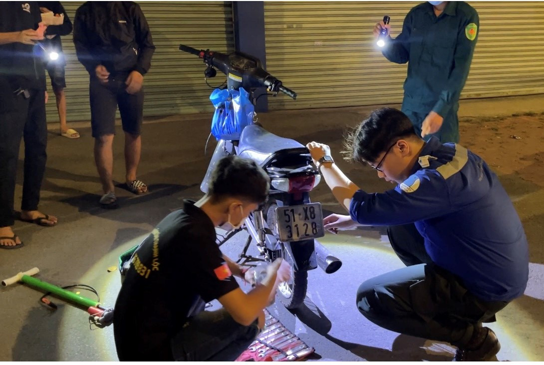 Bất kể ngày đêm những ngày giáp Tết, bạn trẻ đều nhiệt tình hỗ trợ.