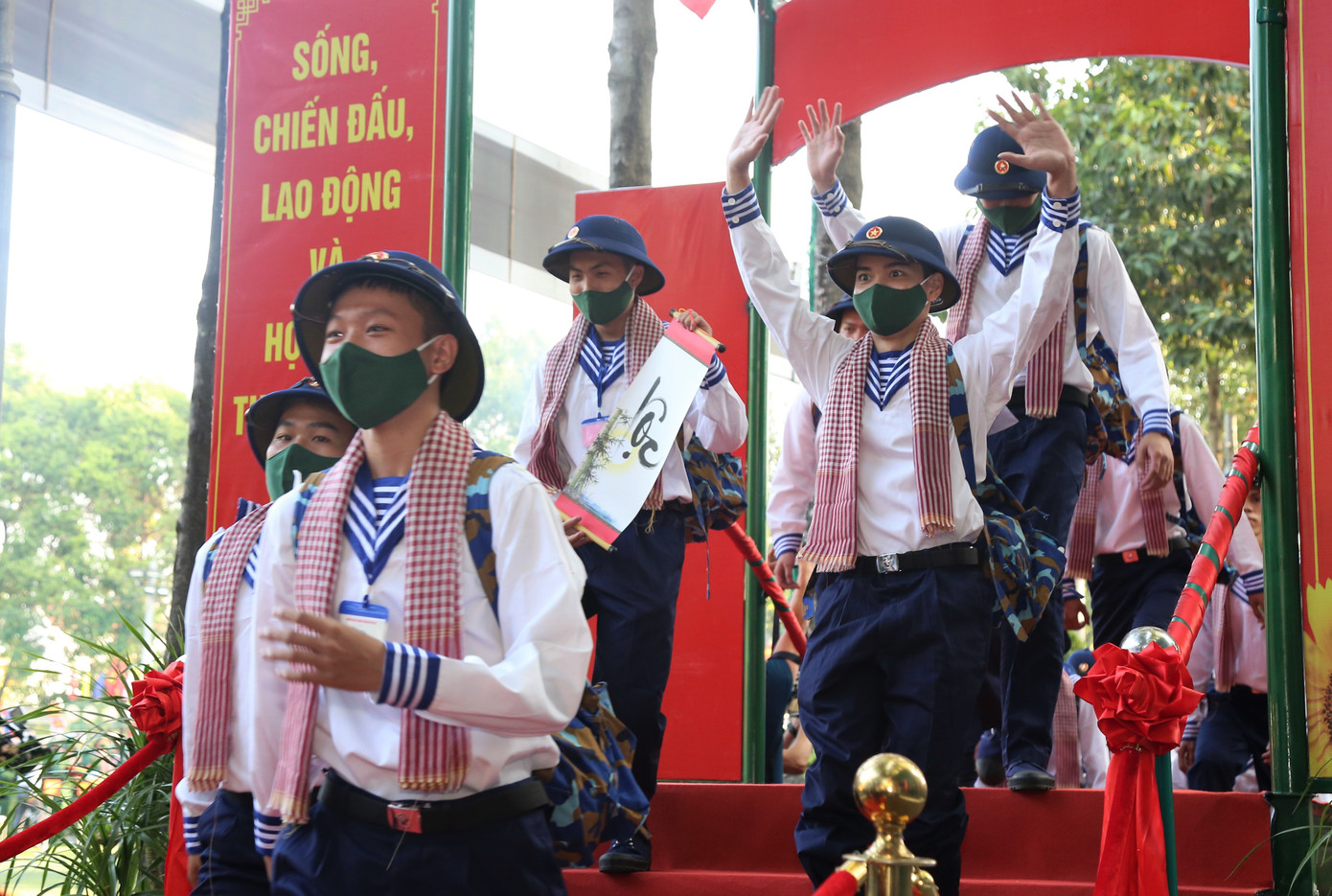 Các tân binh lực lượng Hải quân bước qua đài vinh quang về đơn vị huấn luyện.