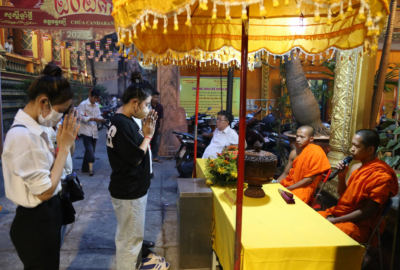 Đến chùa, ngoài thắp hương, dâng hoa lễ Phật, dịp này người dân có dịp lắng nghe các sư gửi gắm những điều tốt đời, đẹp đạo.