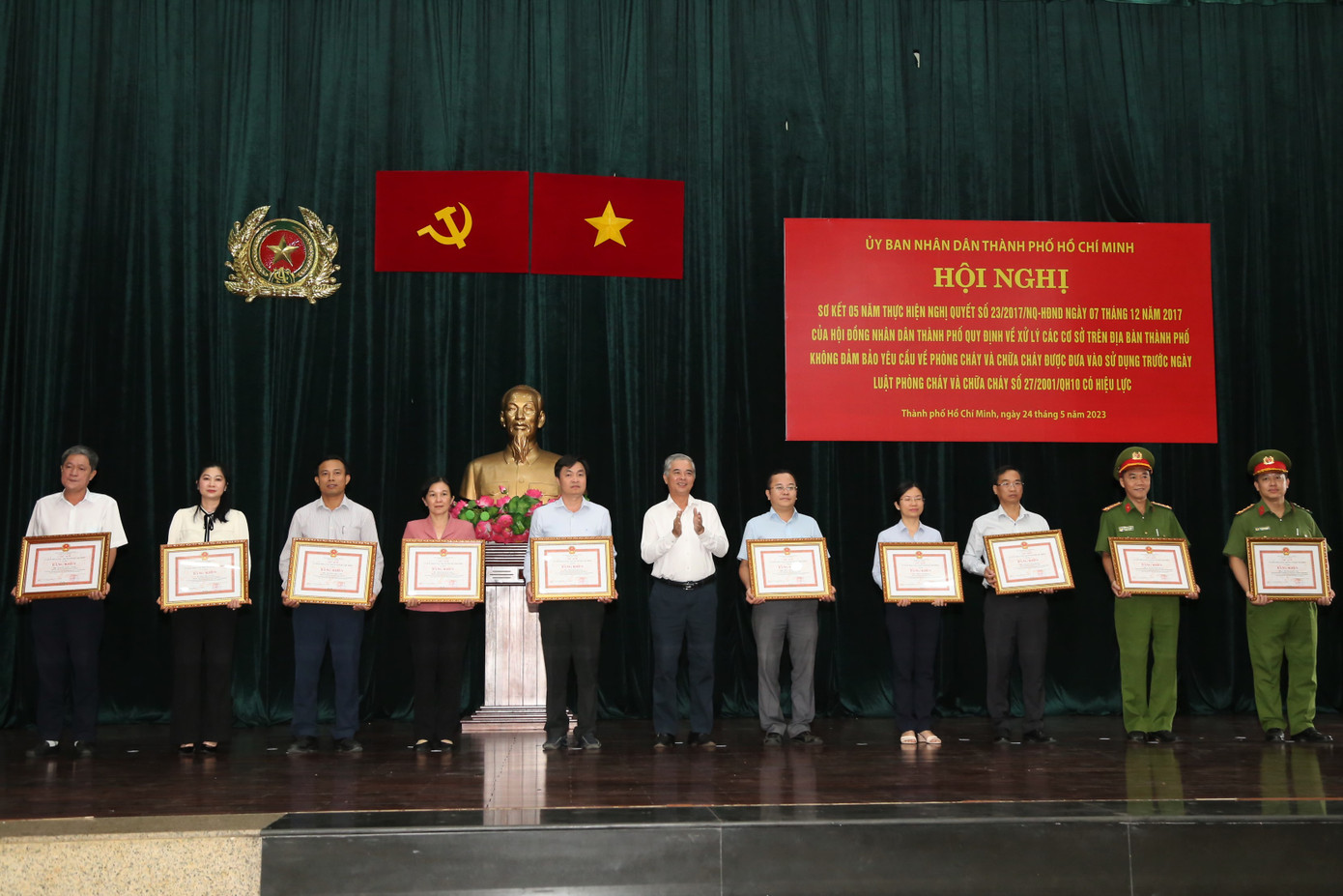 Phó Chủ tịch UBND TPHCM Ngô Minh Châu (giữa) trao Bằng khen UBND thành phố tuyên dương các cá nhân tiêu biểu trong triển khai thực hiện Nghị quyết 23. Ảnh: Ngô Tùng Phó Chủ tịch UBND TPHCM Ngô Minh Châu (giữa) trao Bằng khen UBND thành phố tuyên dương các cá nhân tiêu biểu trong triển khai thực hiện Nghị quyết 23. Ảnh: Ngô Tùng