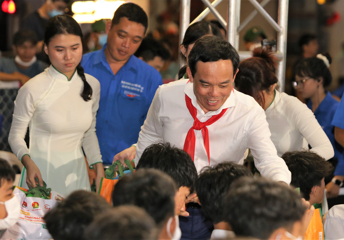 Phó Thủ tướng Trần Lưu Quang trao các phần quà tận tay bạn nhỏ.