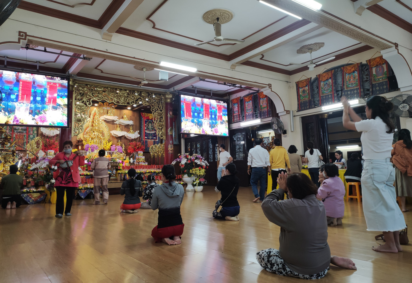 Cũng trong trưa ngày rằm tháng Giêng, bà con phật tử, thiện nam tín nữ đã về Quan Âm tu viện (quận Phú Nhuận) để nguyện cầu những điều an lành.