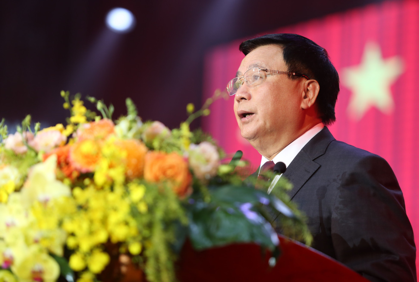 Giáo sư, Tiến sỹ Nguyễn Xuân Thắng, Ủy viên Bộ Chính trị, Giám đốc Học viện Chính trị Quốc gia Hồ Chí Minh, Chủ tịch Hội đồng Lý luận Trung ương, phát biểu chỉ đạo hội thi. Ảnh: Ngô Tùng